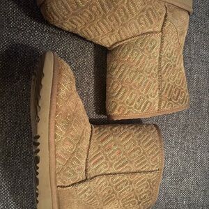 UGG Kids' Classic II Graphic Stitch suede boots in the Chestnut colorway  size 3